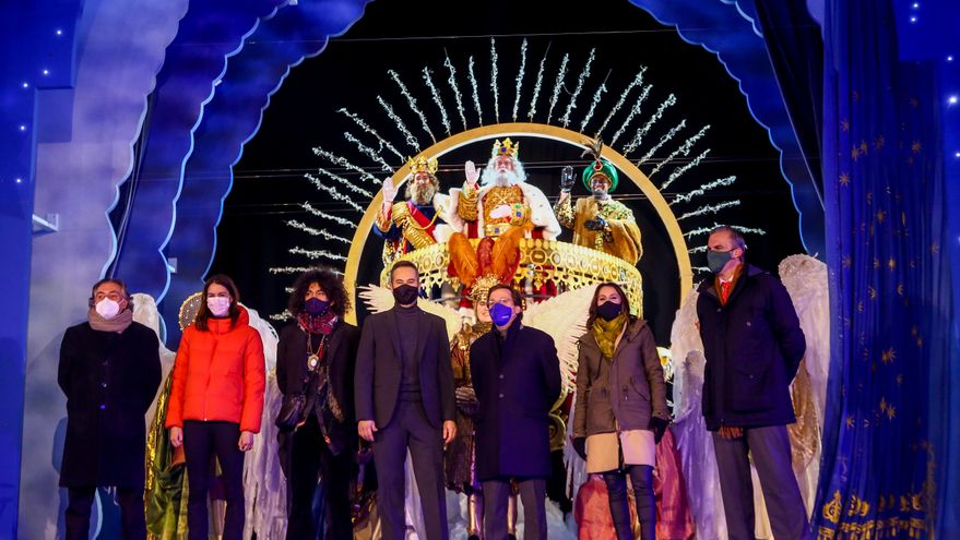 El violinista Ara Malikian, el mago Jorge Blass, el alcalde de Madrid, José Luis Martínez-Almeida, y los portavoces de los grupos municipales, en la recepción a los reyes