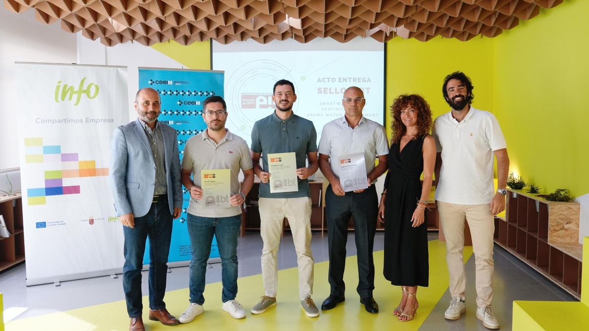 El director general del Info, Joaquín Gómez, junto con los miembros de las tres empresas innovadoras que han obtenido el sello EIBT.