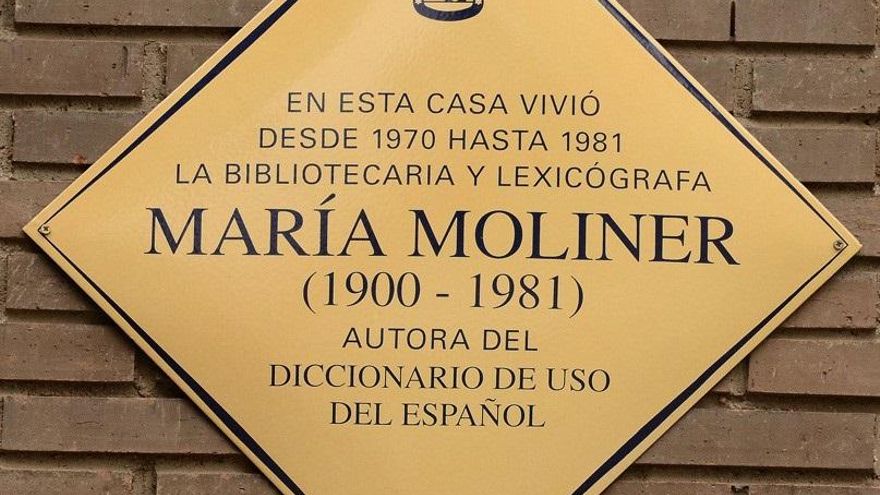 Placa en recuerdo de María Moliner