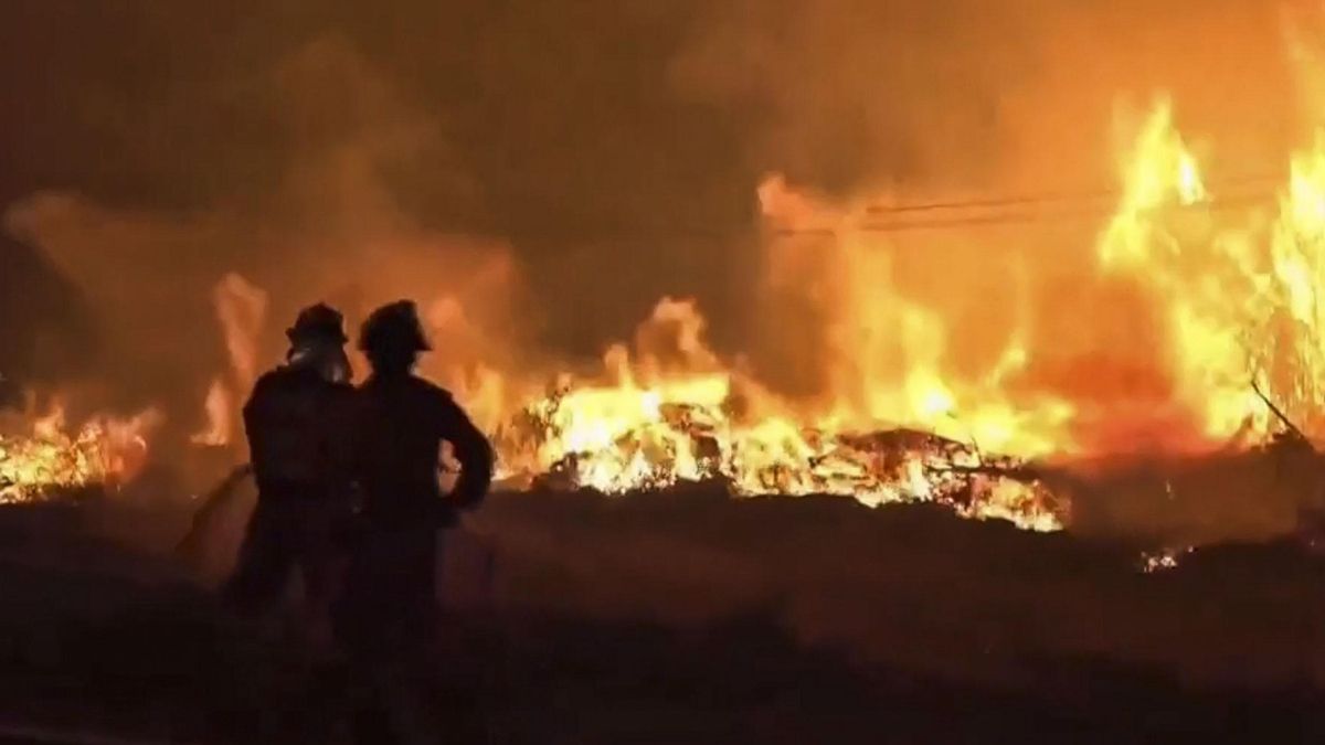 El viento complica la noche en el incendio de Ávila y marcará el devenir de la jornada