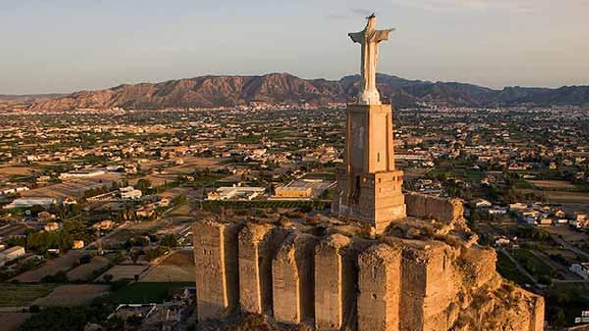 Coronando la colina se encuentra el Cristo de Monteagudo, una escultura de 14 metros.