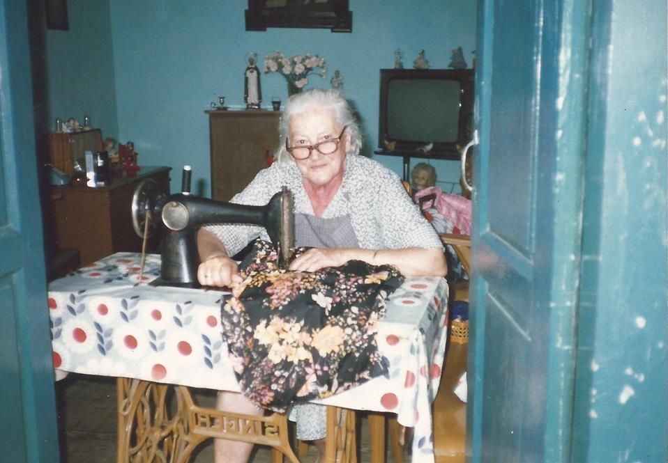 Gregoria Pérez Martín, maestra bordadora a máquina, La Laguna, Los Llanos de Aridane, década de 1990 | Foto: Colección de Marcelino Rodríguez Ramírez