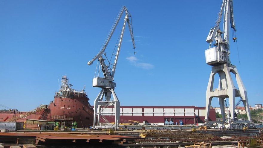 Un armador intenta llevarse de la Naval su barco a las bravas por temor a que no lo acaben