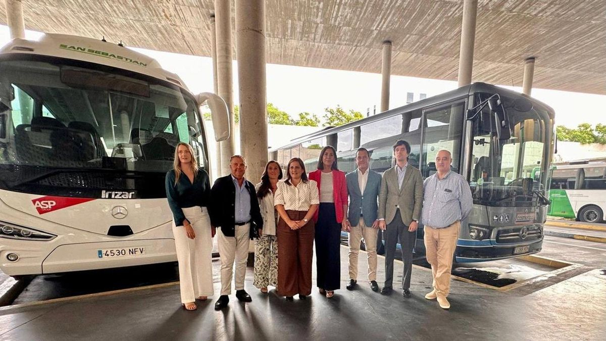 Carmen Granados (4ª izda.) en la Estación de Autobuses de Córdoba.