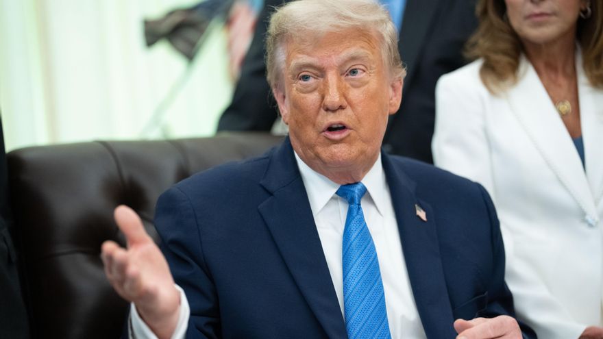 El presidente de Estados Unidos, Donald Trump, fue captado este 10 de junio, durante una reunión en el Despacho Ova, en la Casa Blanca, en Washington DC (EE.UU.). EFE/Aaron Schwartz/Pool