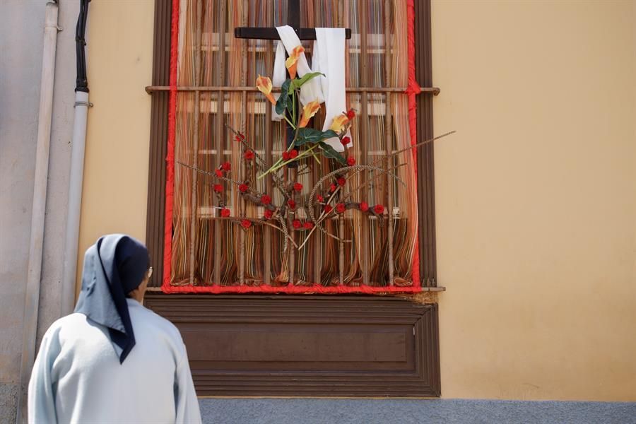 Una monja contempla una de las cruces expuestas este domingo en Santa Cruz de Tenerife (Efe / Ramón De La Rocha)