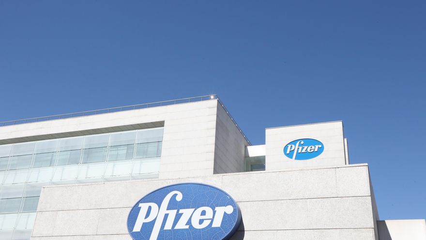 Logo de Pfizer en el edificio de los laboratorios de la marca en Madrid (España)