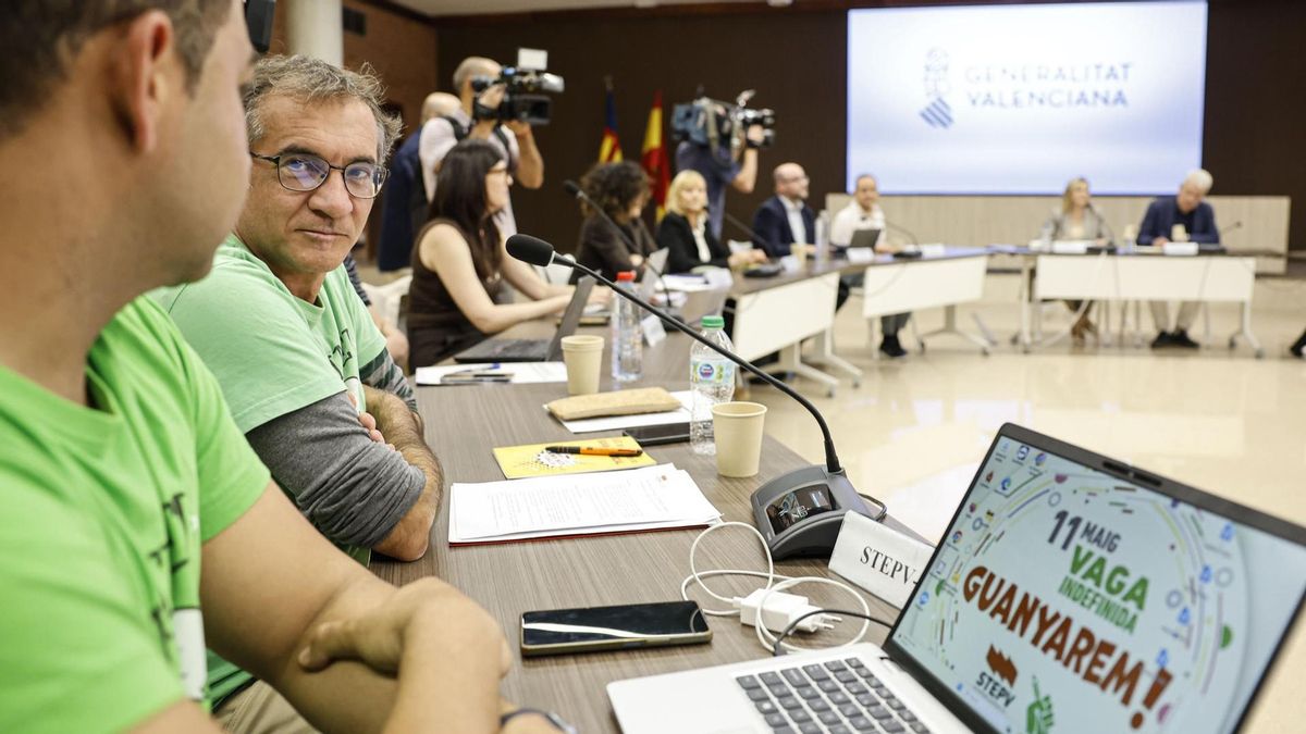 Los docentes, ante la última propuesta del Gobierno valenciano para acabar con la huelga: "Hemos venido a negociar, el documento es insuficiente"
