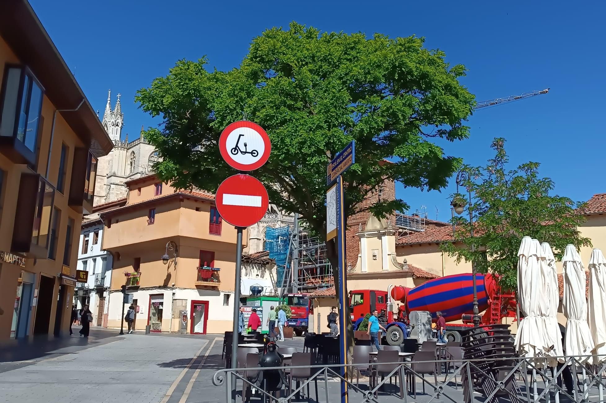 La confluencia de la calle San Pedro y la avenida principal de El Egido, donde aparece la nueva señal de prohibición de patinetes eléctricos.