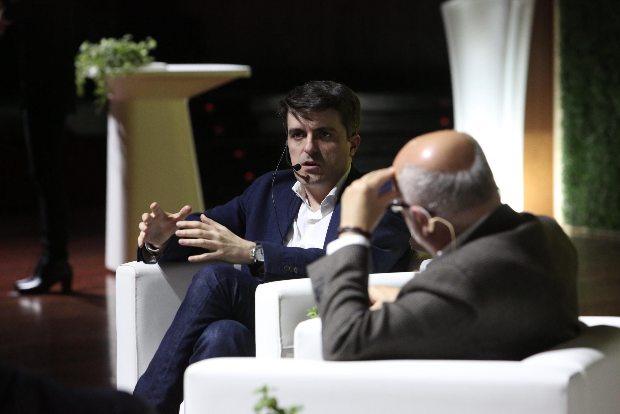 Jorge Morales, director de Próxima Energía interviene en el coloquio tras la presentación del documental.
