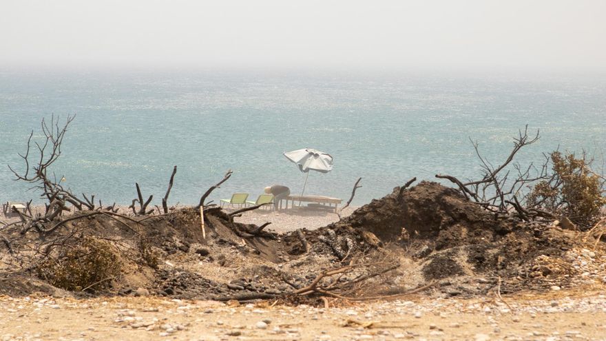 En Grecia, el fuego afecta a varias de las islas más turísticas y ha hecho que sea necesario evacuar a miles de personas