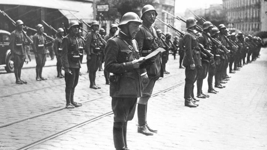 Momento en el que el capitán Carrero Vergés proclama la sublevación contra la II República en Vigo.