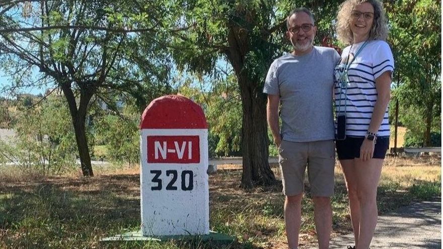 Pili Romero y Richi Rozas, junto al mojón del kilómetro 320. 