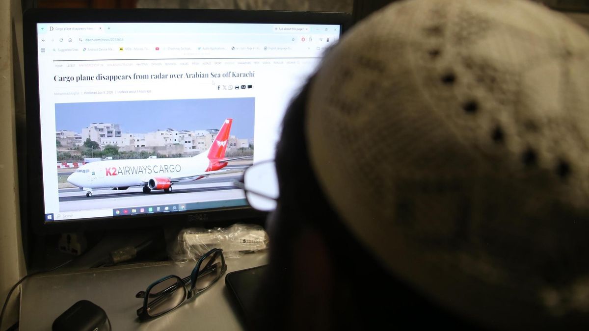 Pakistán confirma que un avión que había desaparecido con cinco tripulantes abordo se ha estrellado en el mar Arábigo