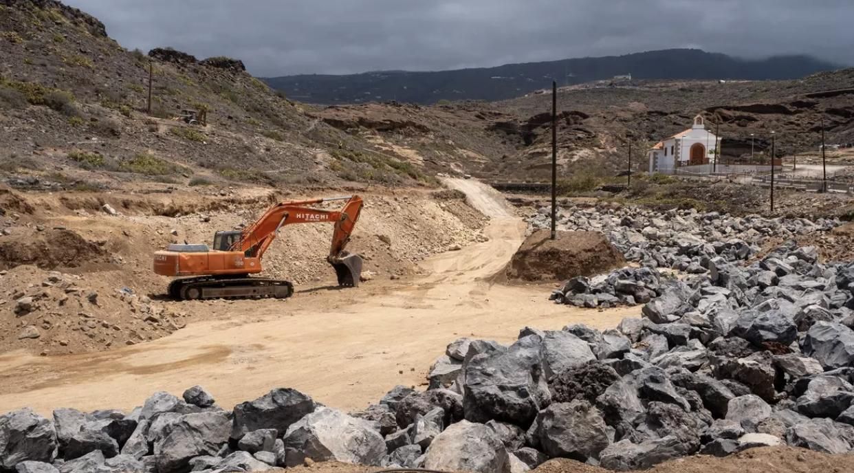 Una excavadora, trabajando en el barranco de la playa del Puertito de Adeje para la construcción del proyecto Cuna del Alma. PEDRO ARMESTRE / Greenpeace