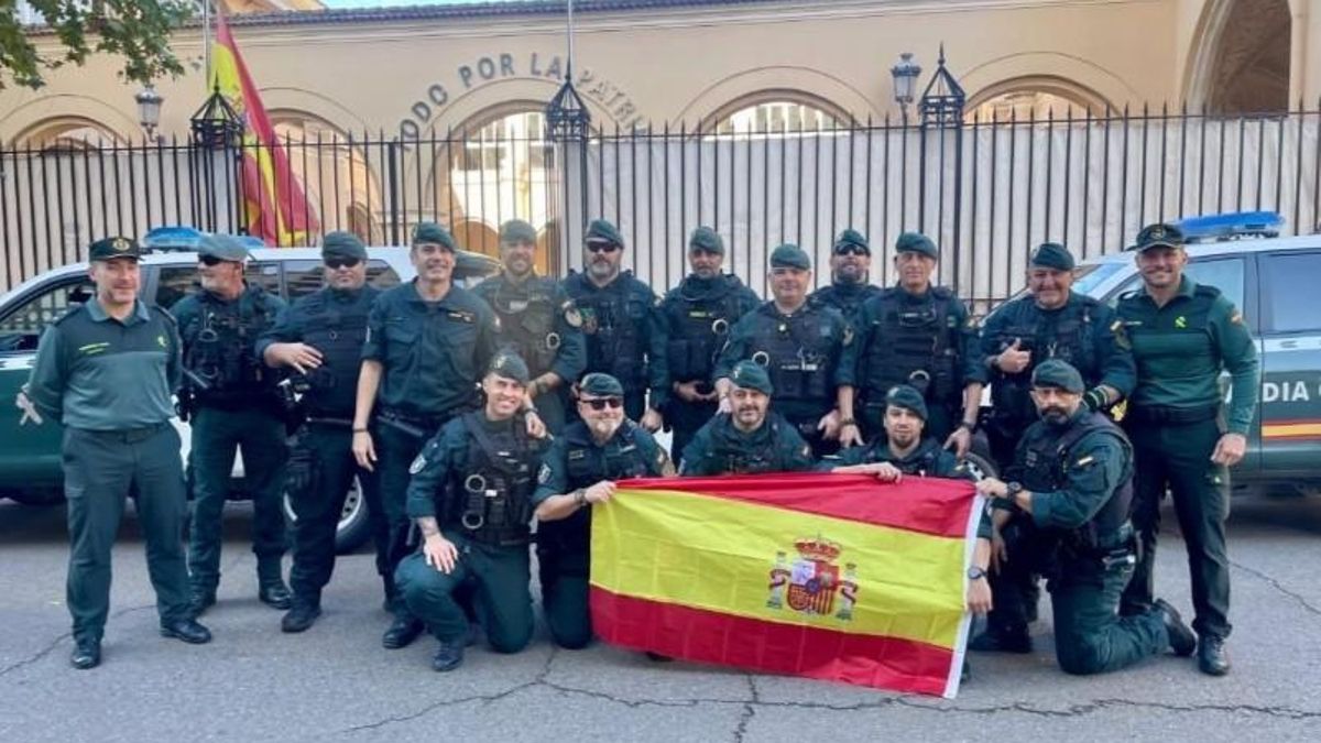 Agentes de la Unidad de Seguridad Ciudadana de la Guardia Civil de Extremadura antes de salir este domingo hacia Valencia.