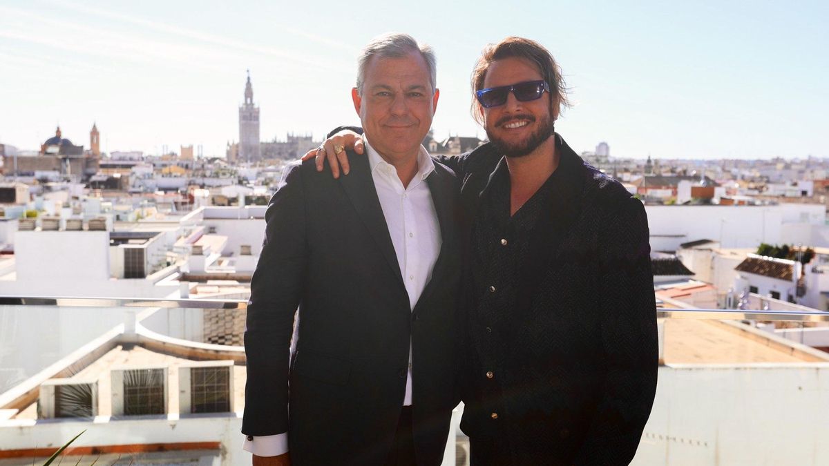 El alcalde de Sevilla, José Luis Sanz, y Manuel Carrasco en el marco de los Latin Grammys