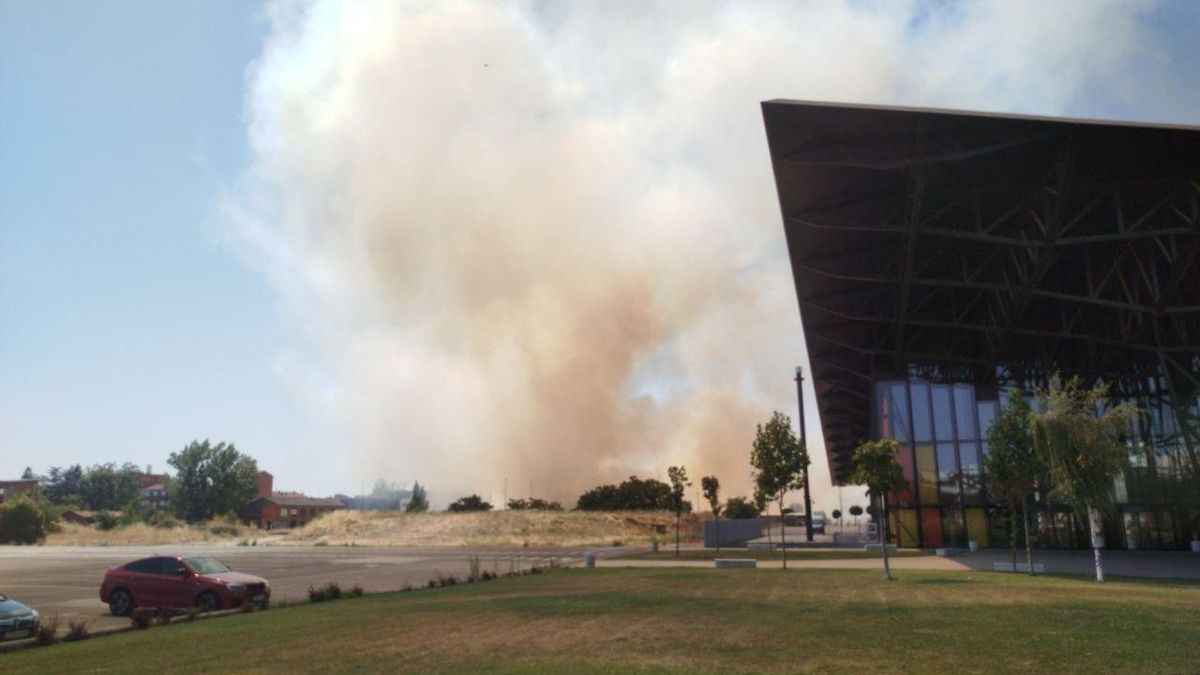 Incendio en el barrio de La Vega de León, entre Armunia y El Crucero