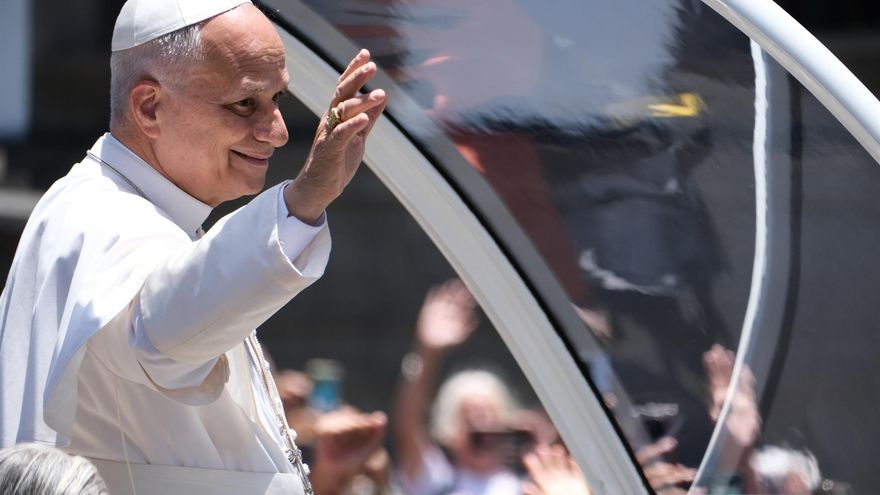 El papa León XIV recorre en papamóvil el centro de Las Palmas de Gran Canaria, Islas Canarias (España).