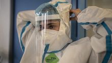 Lucía, técnico de cuidados, se prepara para atender a pacientes con COVID-19 que están en el hospital.