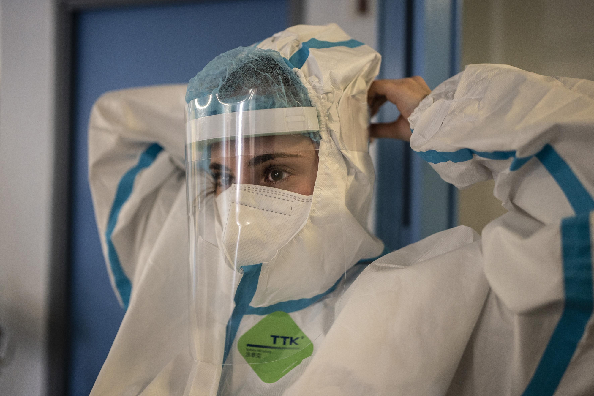 Lucía, técnico de cuidados, se prepara para atender a pacientes con COVID-19 que están en el hospital.