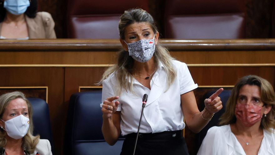 La vicepresidenta segunda y ministra de Trabajo y Economía Social, Yolanda Díaz Pérez (c), durante la sesión de control al Gobierno celebrada este miércoles en el Congreso. EFE/Juan Carlos Hidalgo