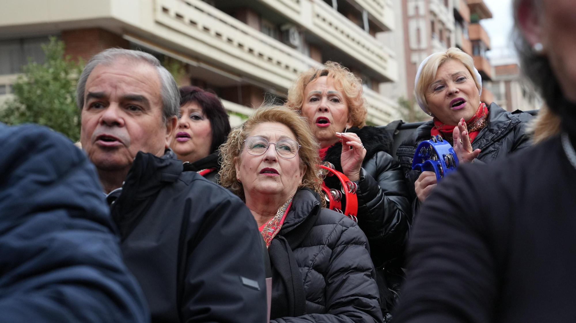 Los mayores participan en un recorrido urbano en autobuses turísticos dentro de la actividad “Coro de Coros”.