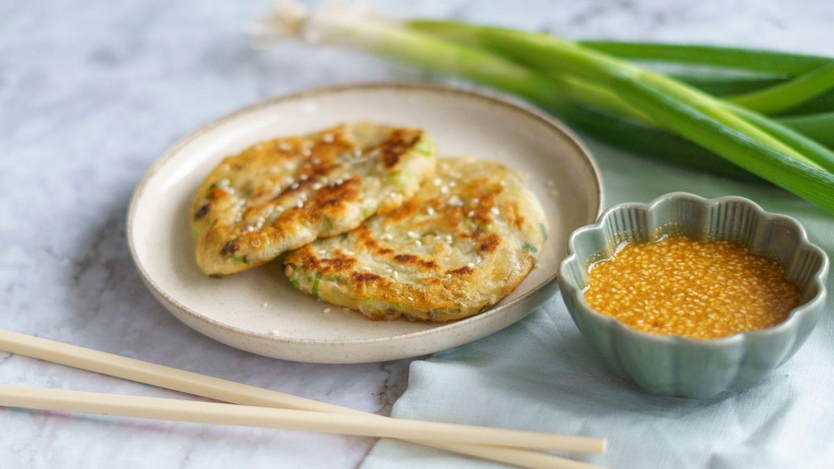 Tortitas de calabacín con zanahoria: el plato nutritivo y fácil de hacer que te resuelve cualquier cena