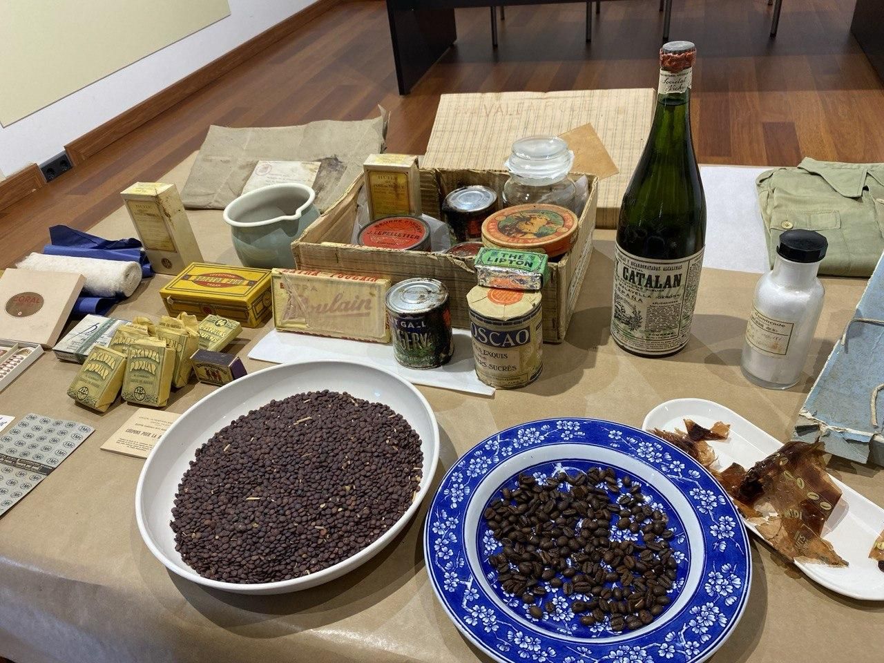 Lentejas, café, té, tabaco y conservas entre los objetos llegados de París a la Fundación Juan Negrín de Las Palmas de Gran Canaria.