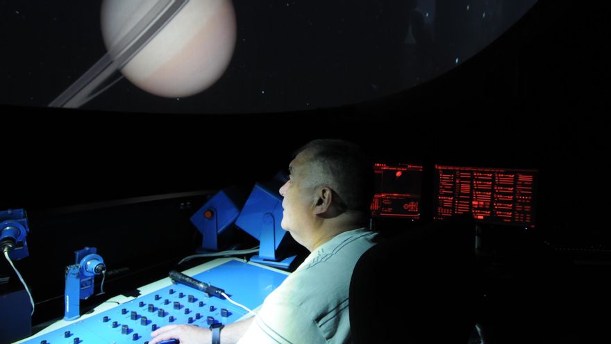 El planetarista José Antonio Pérez, durante una de las sesiones en directo.