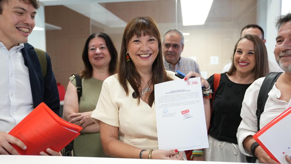 La precandidata del PSOE a la Alcaldía de Córdoba Victoria Fernández presenta los avales conseguidos en el proceso de primarias del PSOE para elegir candidato a la Alcaldía