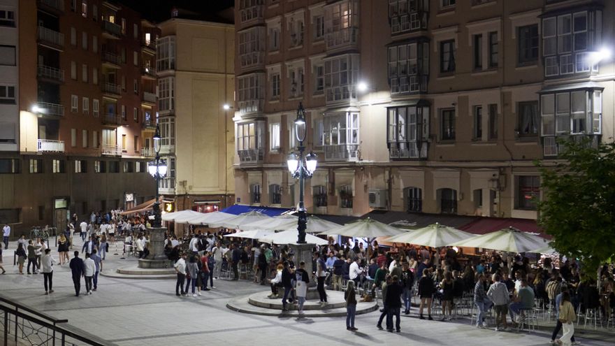 Ambiente en una calle de bares de Santander, antes de su cierre