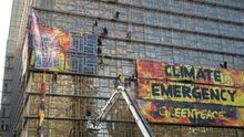 Greenpeace despliega una pancarta contra el cambio climático en la sede de la cumbre de la UE