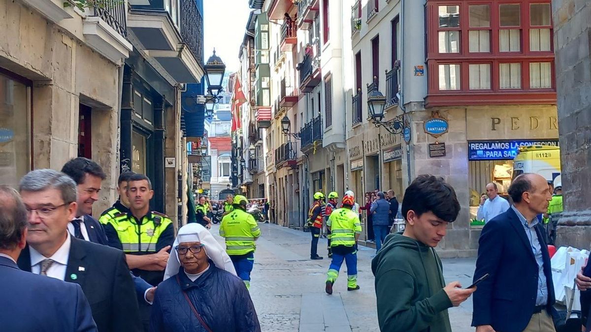 El alcalde de Bilbao ante la calle todavía cortada.