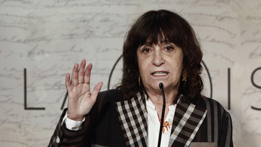 La escritora Rosa Montero, presidenta del jurado del Premio AENA de Narrativa Hispanoamericana, da a conocer los nombres de los finalistas de galardón este miércoles en la librería La Mistral de Madrid. Los finalistas son: Héctor Abad Faciolince (Colombia), Nona Fernández (Chile), Samanta Schweblin (Argentina) y los españoles Enrique Vila-Matas y Marcos Giralt Torrent. EFE/ Sergio Perez