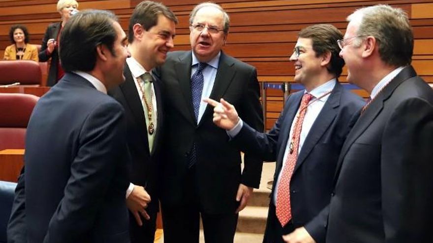 El nuevo presidente de las Cortes, Ángel Ibáñez, junto a Silván, Mañueco, Herrera y Suárez-Quiñones. / Miriam Chacón / ICAL