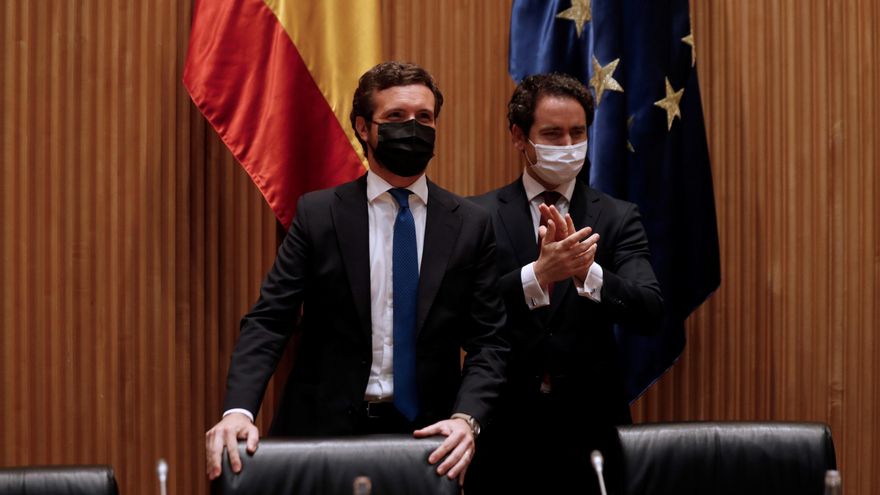 El líder del Partido Popular, Pablo Casado, acompañado por el diputado Teodoro García Egea, antes de presidir la reunión plenaria. EFE/Emilio Naranjo