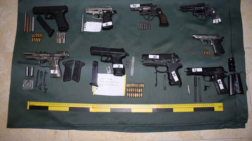 La Guardia Civil desmantela un taller clandestino de armas de guerra y explosivos en Alicante