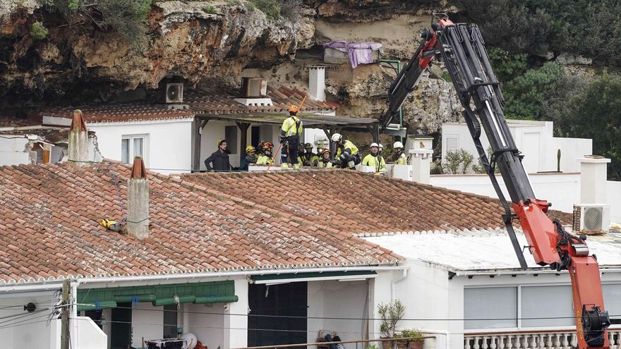 Muere un hombre en Menorca al caer sobre su casa una roca desprendida de un acantilado