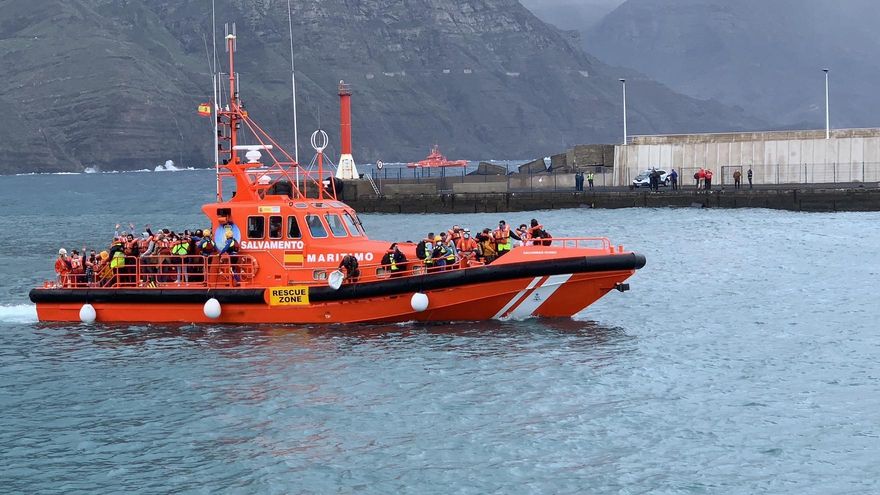 Los pasajeros, una vez rescatados por Salvamento Marítimo