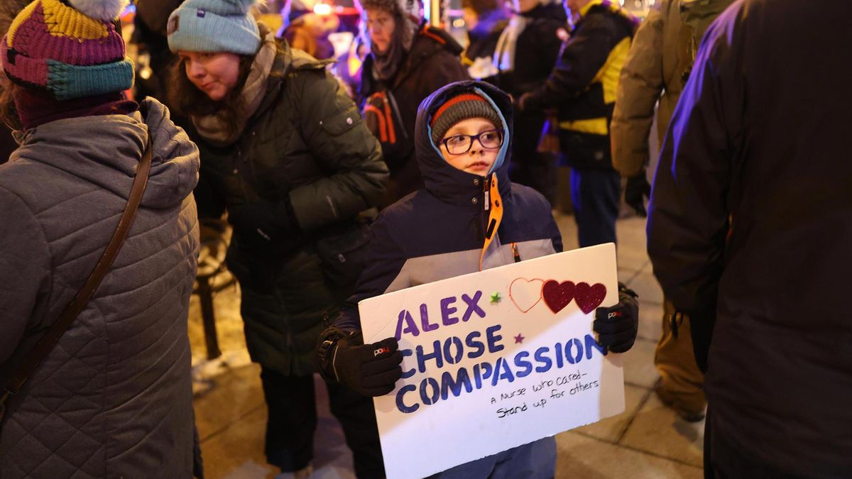 Un niño porta una pancarta en la que puede leerse "Alex eligió la compasión" durante una manifestación en Minneapolis.
