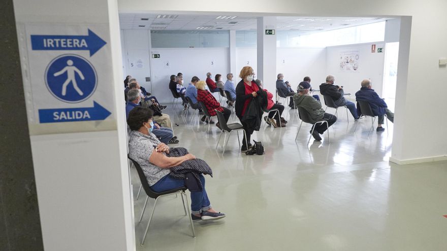 Archivo - Varias personas esperan para recibir la vacuna de Janssen contra el Covid-19, a 22 de abril de 2021, en Pamplona, Navarra (España). Navarra ha comenzado a administrar este jueves la vacuna de Janssen a unas 830 personas, que han sido citadas par