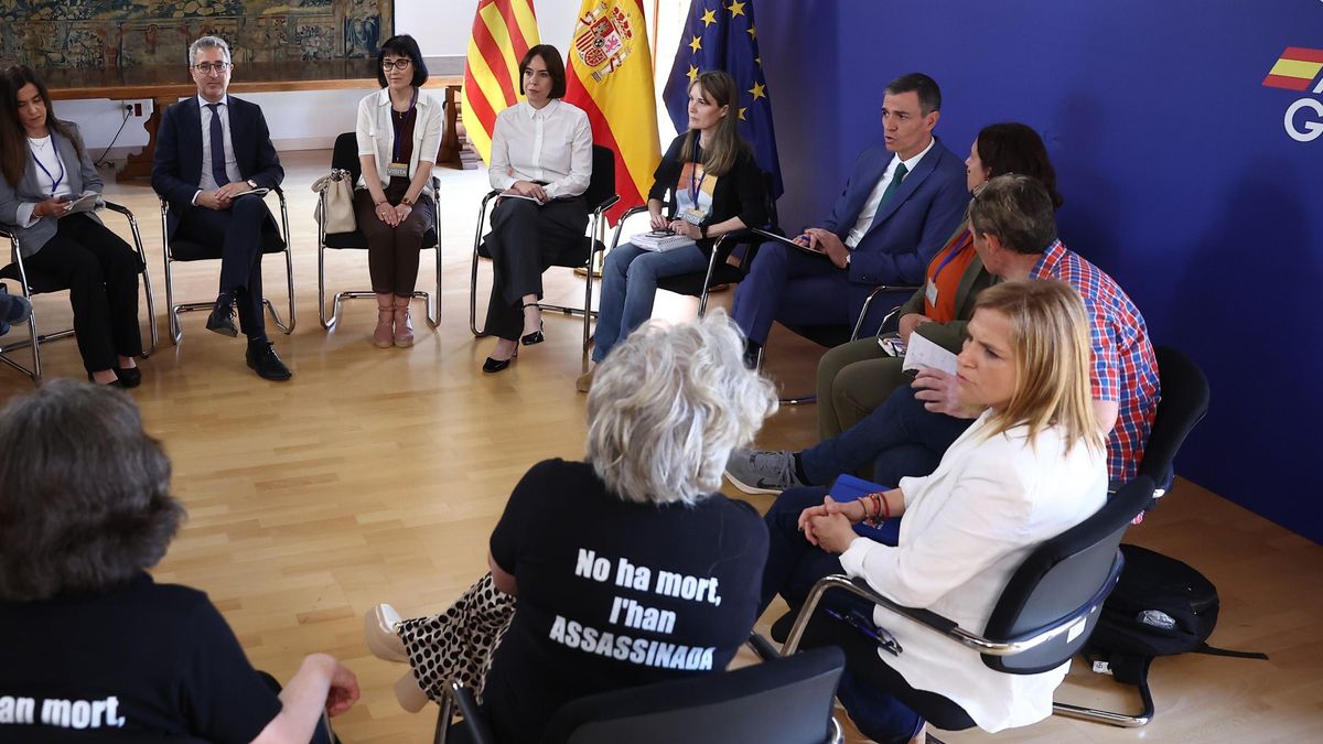 Un momento de la reunión en València del presidente del Gobierno, Pedro Sánchez, con representantes de las asociaciones de víctimas de la DANA