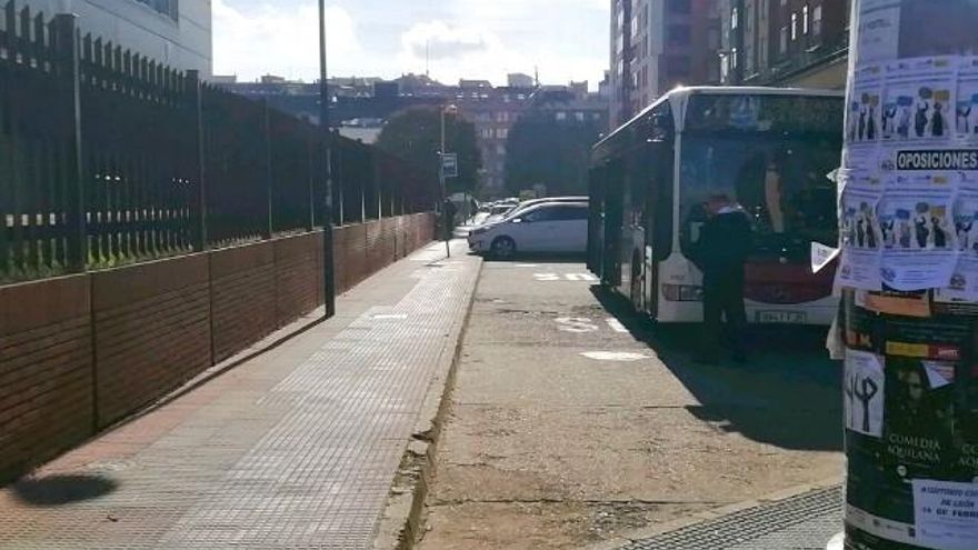 Parada de autobús, inicio y fin de trayecto, en el Polígono X y sin marquesina para resguardarse.