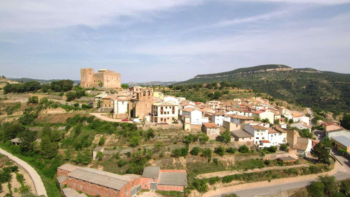 El pequeño pueblo de Castellón que tiene un gran castillo y un puente medieval y varias ermitas históricas