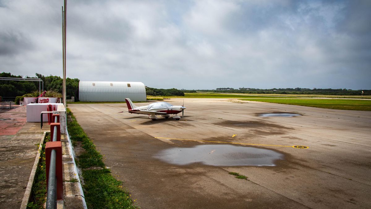 Pista d'aterratge de l'aeròdrom amb una avioneta utilitzada a l'escola de vol.