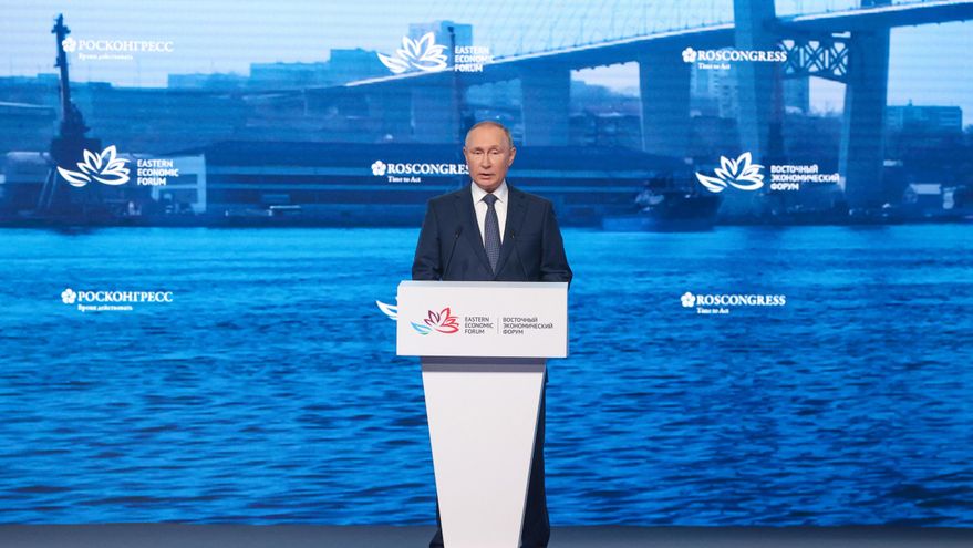 Imagen cedida por TASS del presidente ruso, Vladímir Putin, durante el VII Foro Económico Oriental en Vladivostok.EFE/EPA/Sergei Bobylev/TASS Host Photo Agency