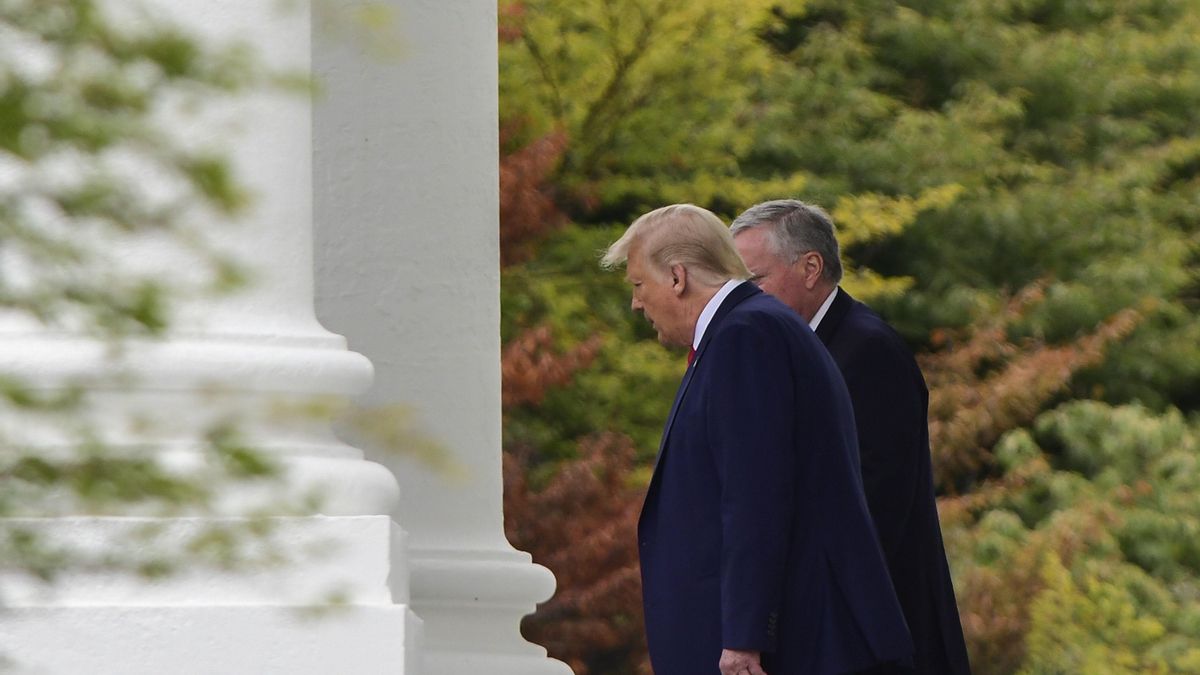 El presidente de Estados Unidos, Donald  Trump (en frente), fue registrado este martes a su salida de la Casa Blanca, antes de partir hacia Kenosha (Wisconsin). EFE/Rod Lamkey