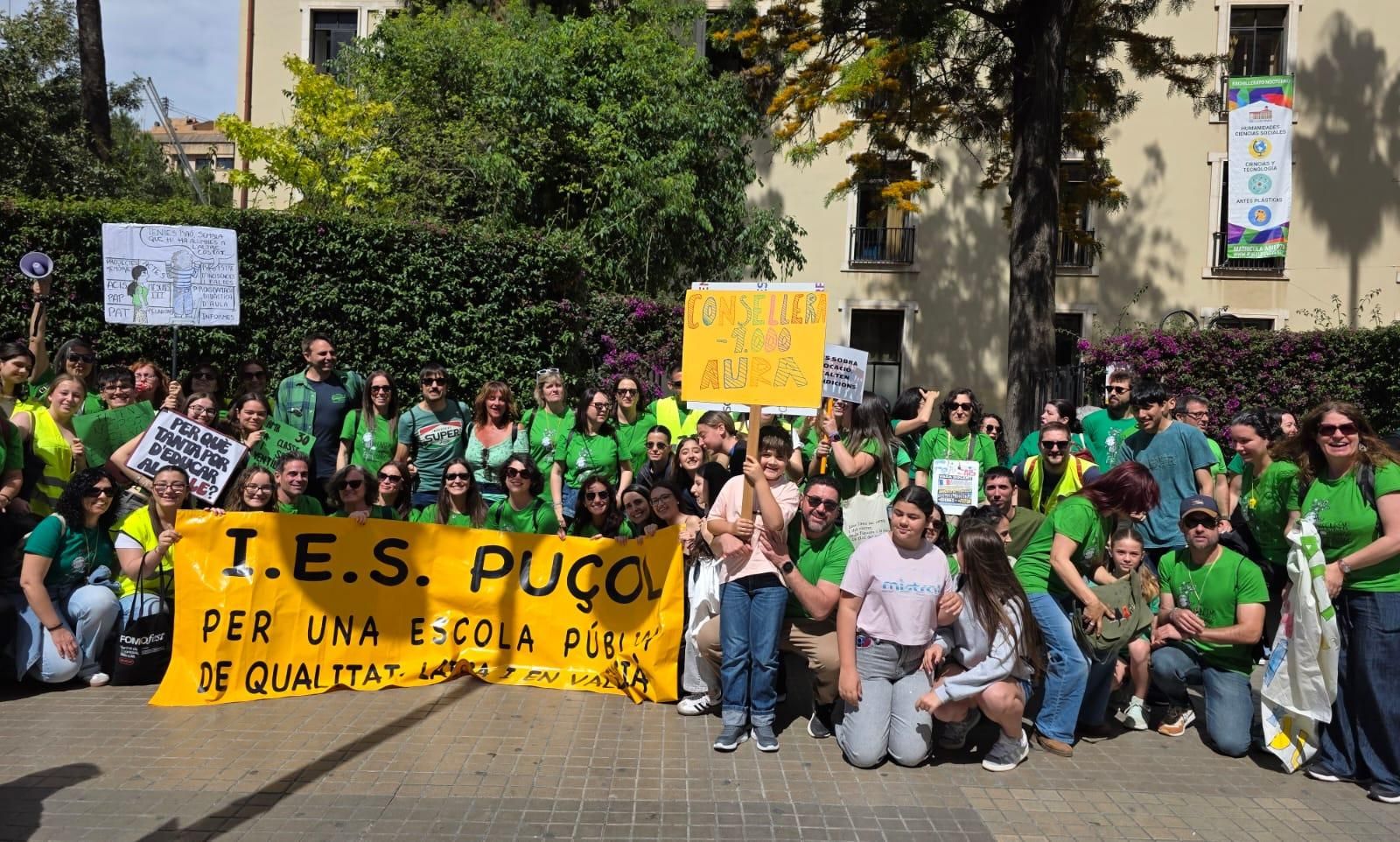 Miles de docentes se manifiestan en València en el primer día de huelga indefinida