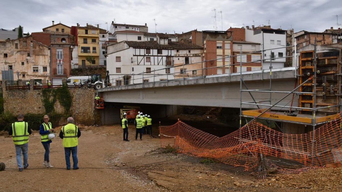 El puente de Landete que la dana se llevó por delante hace casi un año, en la fase final de reconstrucción